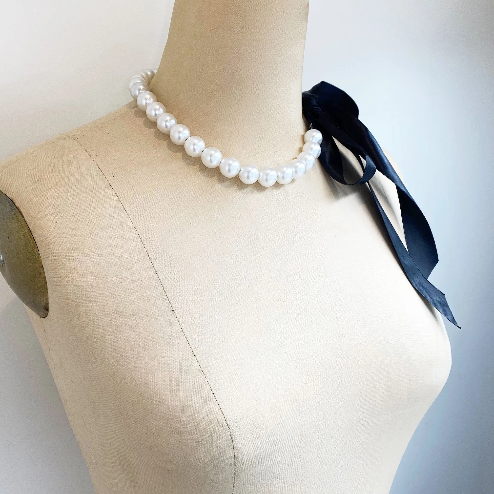 DOTTY black ribbon pearl necklace