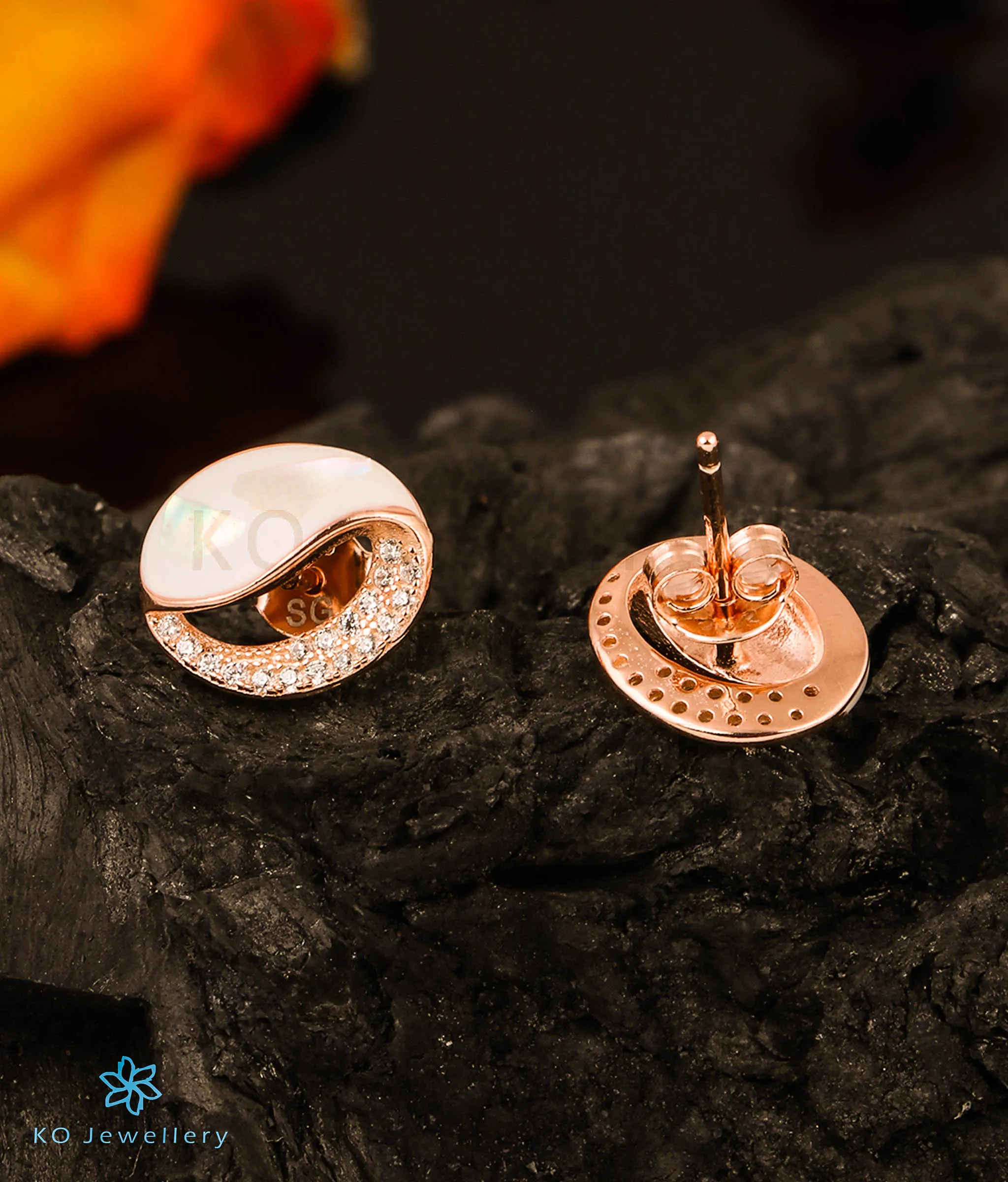 Elegant Precious Shell Silver and Rose Gold Ear Studs for a Touch of Glamour